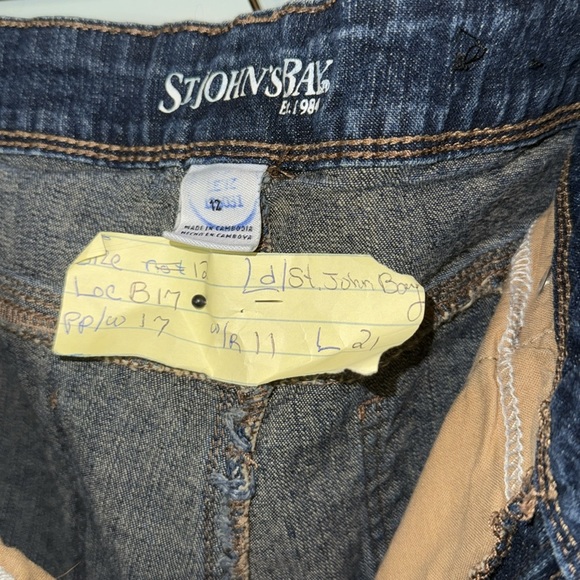 St John bay high water jeans the length is 21”. W17. R11 nice scroll work pocket - Picture 8 of 8